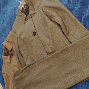 Briggs New York  Pantsuit Set. 3 Items.